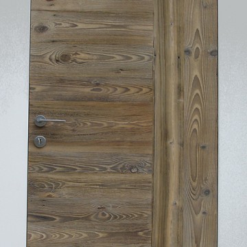 Porta in legno di recupero con fascia laterale